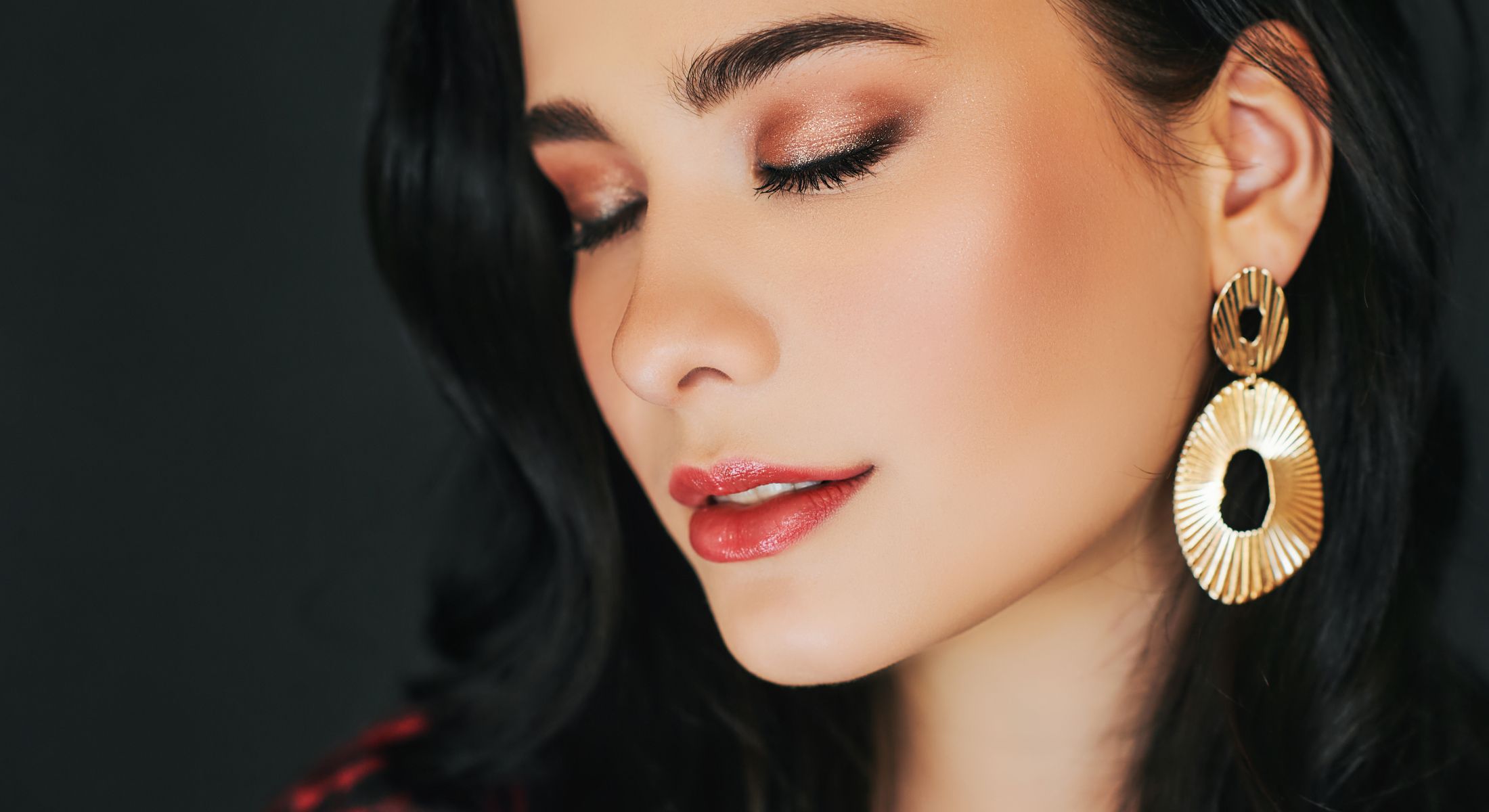Close-up of a woman with elegant makeup.